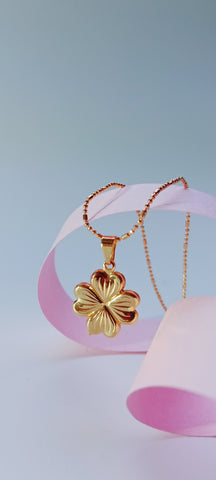 Dije Flor corazón M en oro laminado 18k