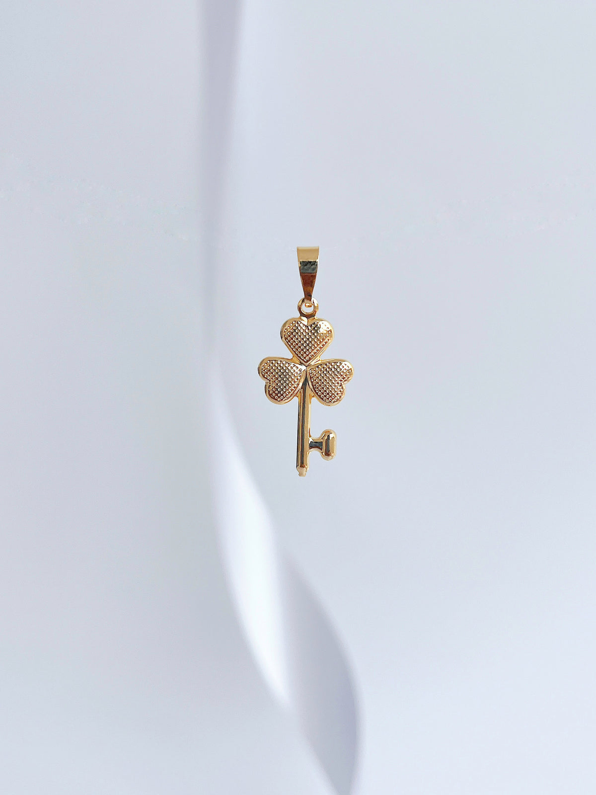 Dije Llave corazón en oro laminado 18k