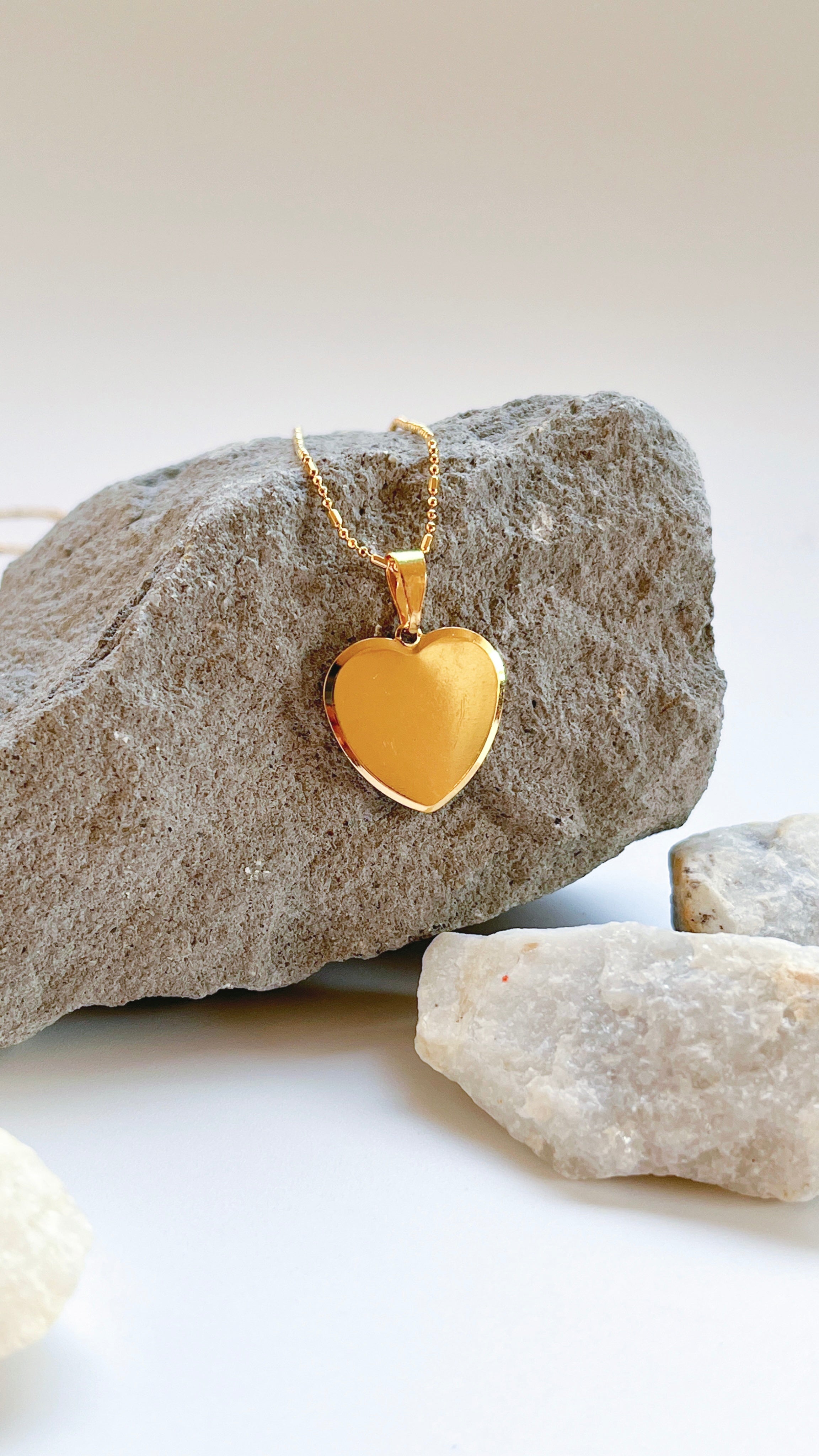Dije Corazon plano en oro laminado 18k